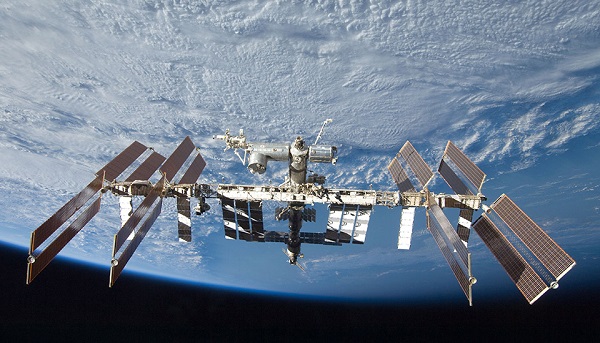 Astronot Berjalan Selama Tujuh Jam di Luar ISS
